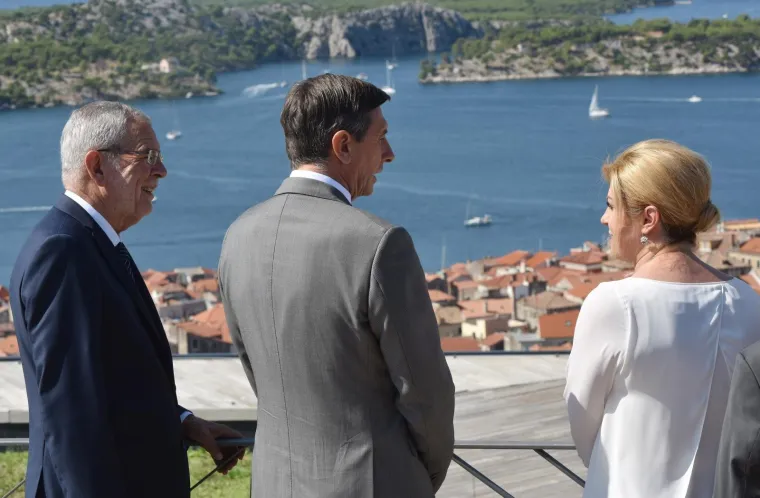 Sunčani dan na tvrđavi: Za &scaron;etnju &Scaron;ibenikom predsjednica je izabrala 'kulerske' hlače