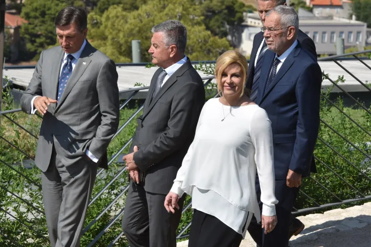 Sunčani dan na tvrđavi: Za &scaron;etnju &Scaron;ibenikom predsjednica je izabrala 'kulerske' hlače