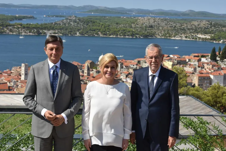 Sunčani dan na tvrđavi: Za &scaron;etnju &Scaron;ibenikom predsjednica je izabrala 'kulerske' hlače