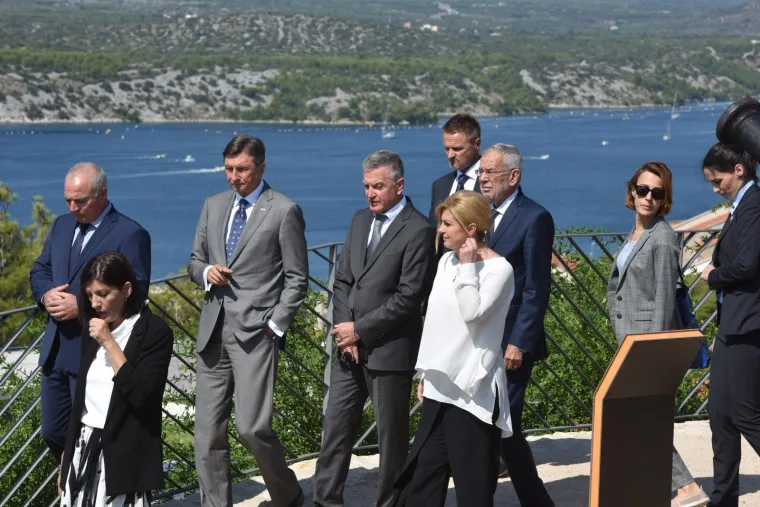 Sunčani dan na tvrđavi: Za &scaron;etnju &Scaron;ibenikom predsjednica je izabrala 'kulerske' hlače