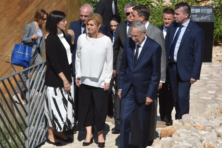 Sunčani dan na tvrđavi: Za &scaron;etnju &Scaron;ibenikom predsjednica je izabrala 'kulerske' hlače