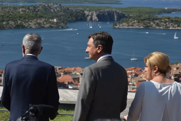 Sunčani dan na tvrđavi: Za &scaron;etnju &Scaron;ibenikom predsjednica je izabrala 'kulerske' hlače