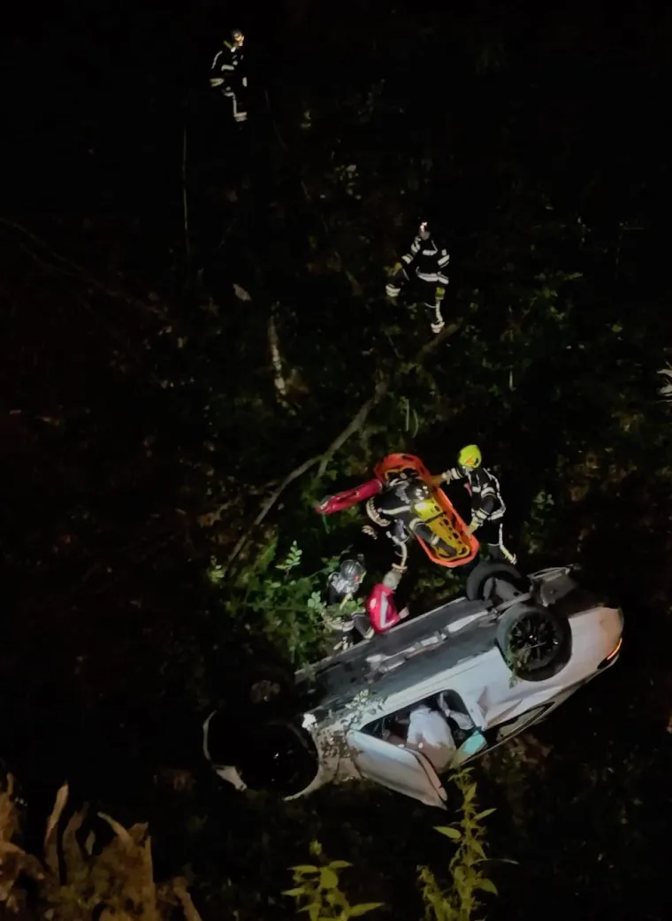 Automobil s dvoje ljudi na Sljemenu visio nad provalijom! Pogledajte kako su ih vatrogasci spasili