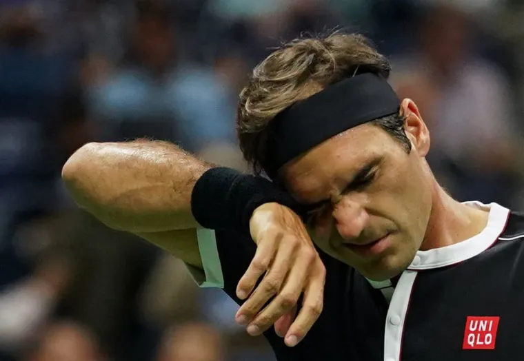 Po mnogima najbolji tenisač svijeta ikad, trenutno treći prema svjetskoj ljestvici najboljih Roger Federer, u srijedu je ujutro po hrvatskom vremenu zaustavljen u četvrtfinalu US Opena od deset godina mlađeg tenisača Grigora Dimitrova, inače 78. igrača prema ATP ljestvici rezultatom 3:6, 6:4, 3:6, 6:4, 6:2. Tako nakon aktualnog pobjednika i svjetskog broja 1, Đokovića, završnica jednog od četiri najveća turnira ostaje i bez peterostrukog osvajača njujorškog Grand Slama.