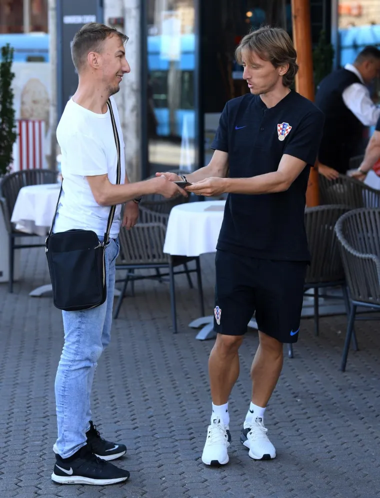 Luka Modrić i Dejan Lovren nenadano su se, sami, bez pratnje i ostalih suigrača, pro&scaron;etali u srijedu centrom Zagreba.