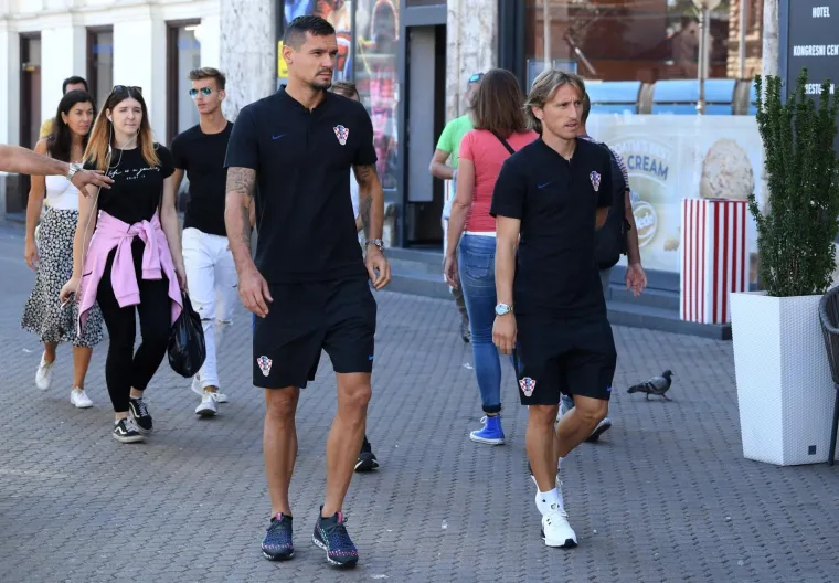 Nastavili su Lovren i Modrić dalje &scaron;etati gradom...