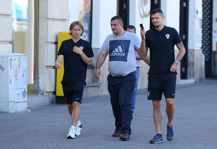 MODRIĆ I LOVREN U NENADANOJ &Scaron;ETNJI CENTROM ZAGREBA: No, jedan obožavatelj nije se dao odvojiti od njih