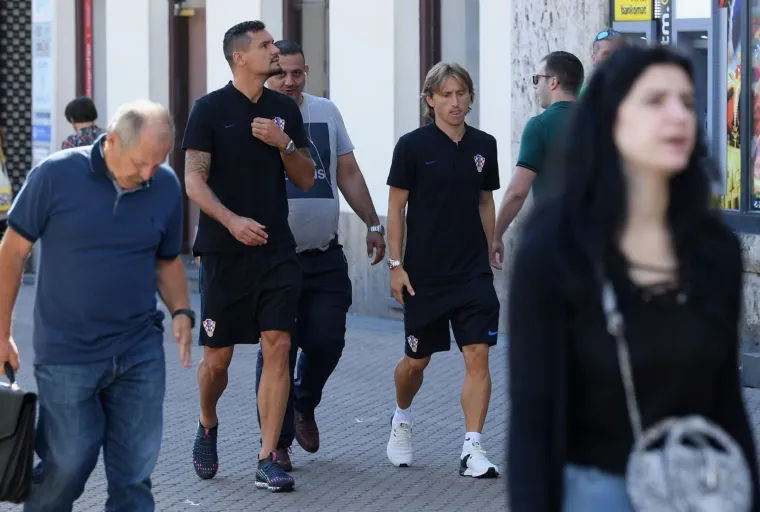 MODRIĆ I LOVREN U NENADANOJ &Scaron;ETNJI CENTROM ZAGREBA: No, jedan obožavatelj nije se dao odvojiti od njih