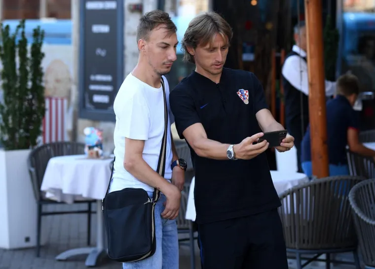 Luka je s jednim prolaznikom bacio u selfie.