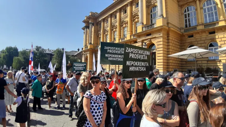 Okupljanje prosvjetnih radnika: 'Zapostavljena prosvjeta, nepokrenuta Hrvatska'