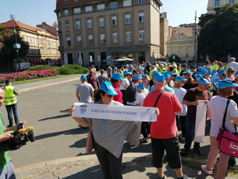Okupljanje prosvjetnih radnika: 'Zapostavljena prosvjeta, nepokrenuta Hrvatska'