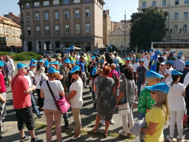 Okupljanje prosvjetnih radnika: 'Zapostavljena prosvjeta, nepokrenuta Hrvatska'