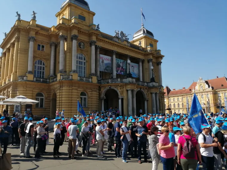 Okupljanje prosvjetnih radnika: 'Zapostavljena prosvjeta, nepokrenuta Hrvatska'