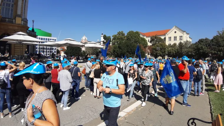 Okupljanje prosvjetnih radnika: 'Zapostavljena prosvjeta, nepokrenuta Hrvatska'