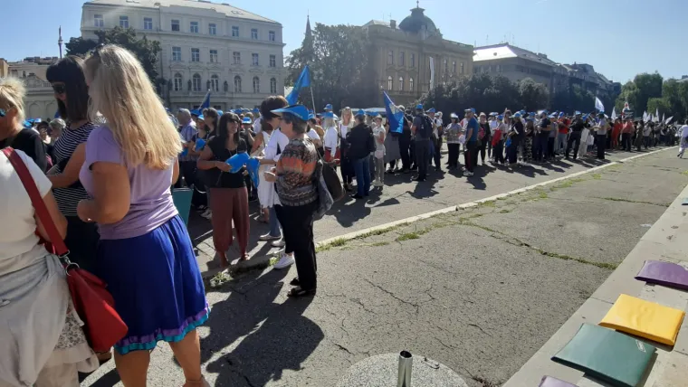Okupljanje prosvjetnih radnika: 'Zapostavljena prosvjeta, nepokrenuta Hrvatska'