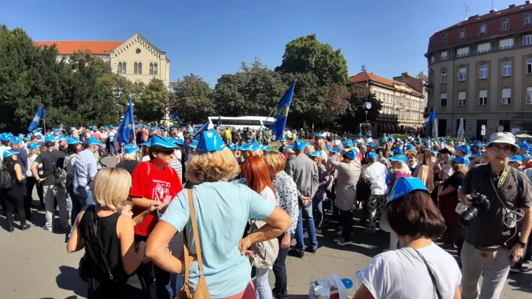 Okupljanje prosvjetnih radnika: 'Zapostavljena prosvjeta, nepokrenuta Hrvatska'