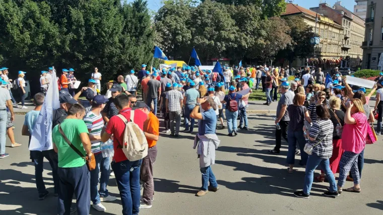 Okupljanje prosvjetnih radnika: 'Zapostavljena prosvjeta, nepokrenuta Hrvatska'