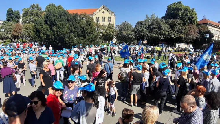 Okupljanje prosvjetnih radnika: 'Zapostavljena prosvjeta, nepokrenuta Hrvatska'