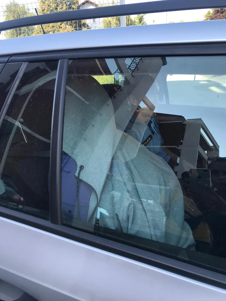 Od novinara i fotoreportera se skrivao jaknom: &Scaron;karo odveden u istražni zatvor