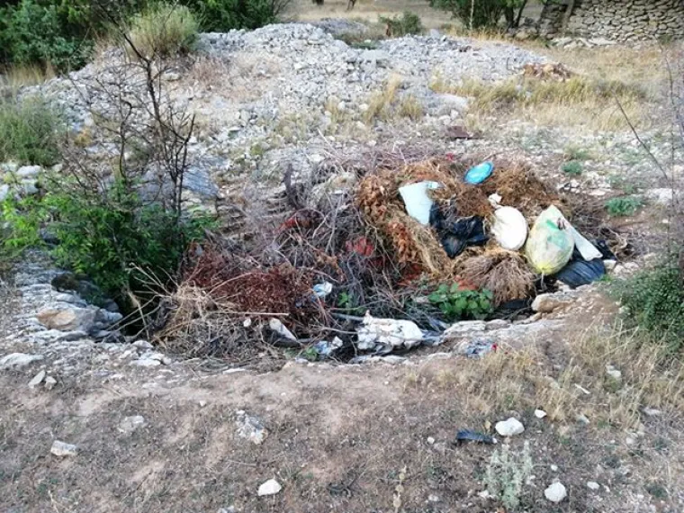 Velike količine smeća! Ovako izgleda okoli&scaron; na samo desetak metara od plaže