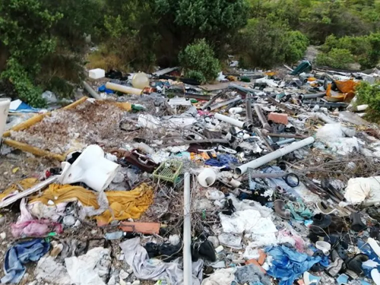 Velike količine smeća! Ovako izgleda okoli&scaron; na samo desetak metara od plaže