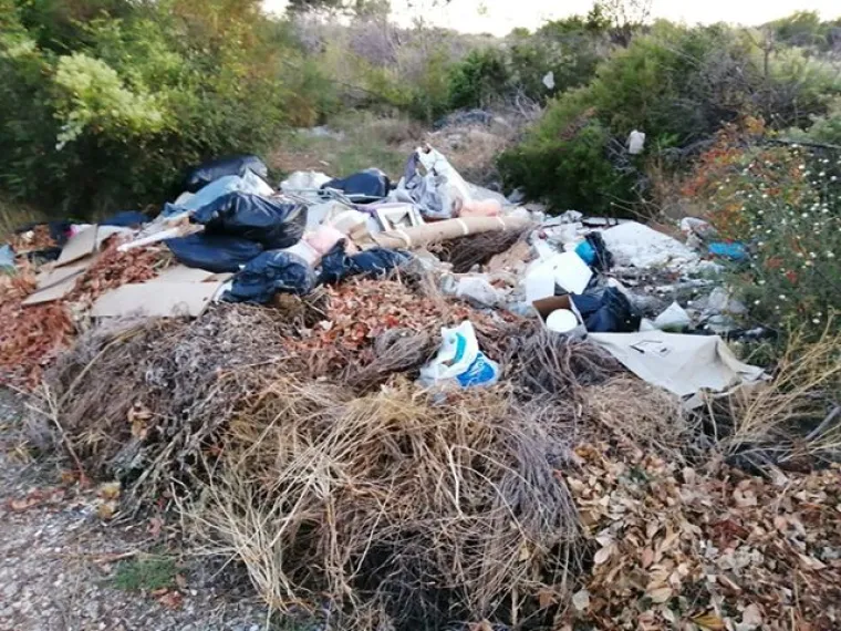 Velike količine smeća! Ovako izgleda okoli&scaron; na samo desetak metara od plaže