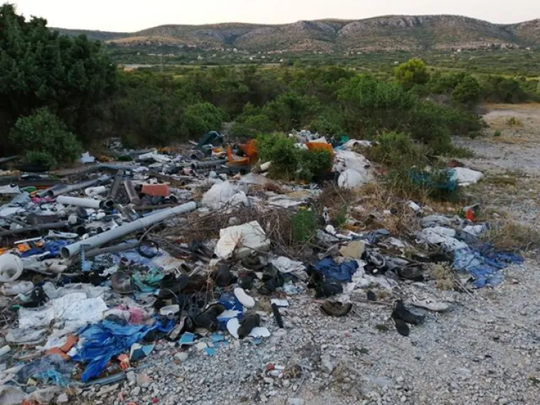 Velike količine smeća! Ovako izgleda okoli&scaron; na samo desetak metara od plaže