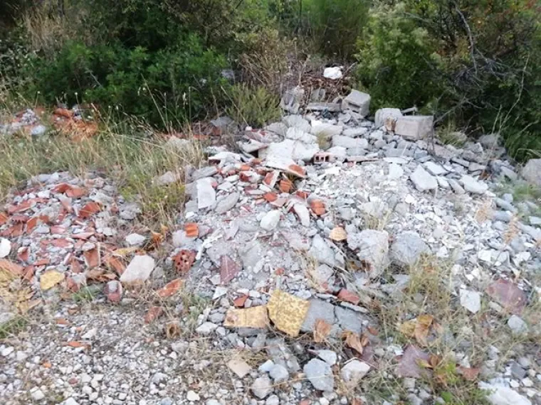 Velike količine smeća! Ovako izgleda okoli&scaron; na samo desetak metara od plaže