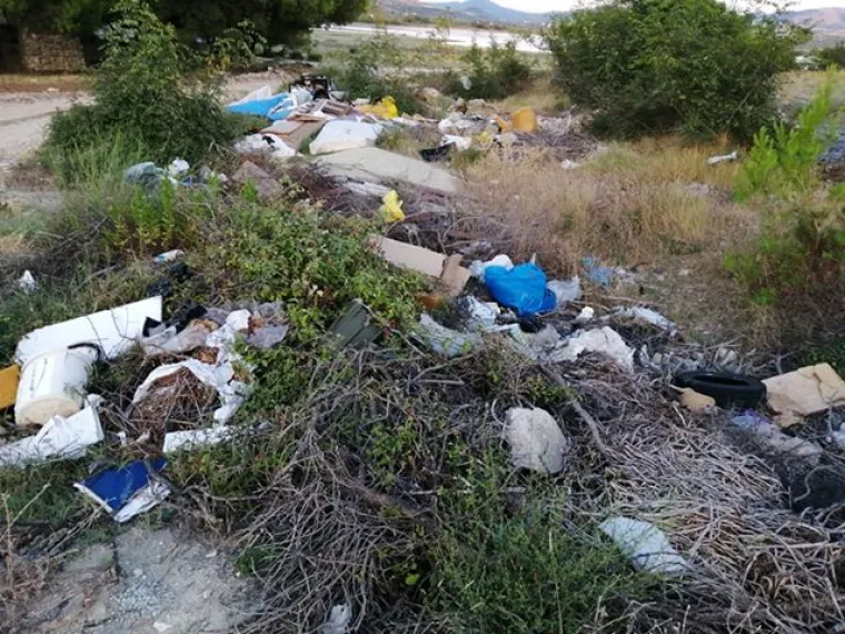 Velike količine smeća! Ovako izgleda okoli&scaron; na samo desetak metara od plaže
