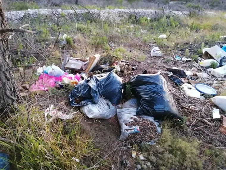 Velike količine smeća! Ovako izgleda okoli&scaron; na samo desetak metara od plaže