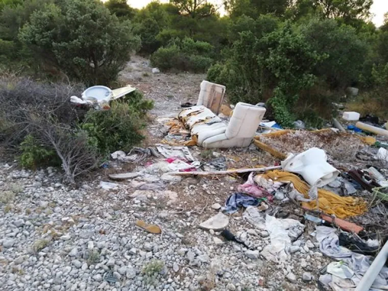 Velike količine smeća! Ovako izgleda okoli&scaron; na samo desetak metara od plaže