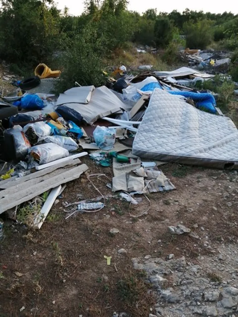 Velike količine smeća! Ovako izgleda okoli&scaron; na samo desetak metara od plaže