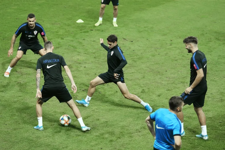 Dalić nije želio otkriti sastav, ali je najavio hrabru i napadačku igru svjetskih doprvaka.
"Bit će to ofanzivni sastav, napast ćemo, nećemo kalkulirati," kazao je hrvatski strateg.
Dodao je kako su svi igrači spremni i zdravi i nema novih problema.
"Svi su zdravi i spremni. Mateo Kovačić je ostao u Hrvatskoj, ali svi ostali su ovdje," dodao je.