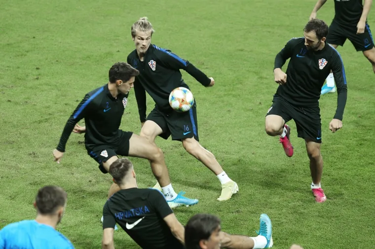 Sudeći po vijestima koje posljednjih dana stižu iz hrvatskog stožera "Vatreni" bi u petak mogli istrčati u sastavu Livaković - Jedvaj, Lovren, Vida, Bari&scaron;ić - Modrić, Brozović, Vla&scaron;ić - Peri&scaron;ić, Rebić, Petković. Najveća je dvojba hoće li nastupiti Rebić ili Brekalo.