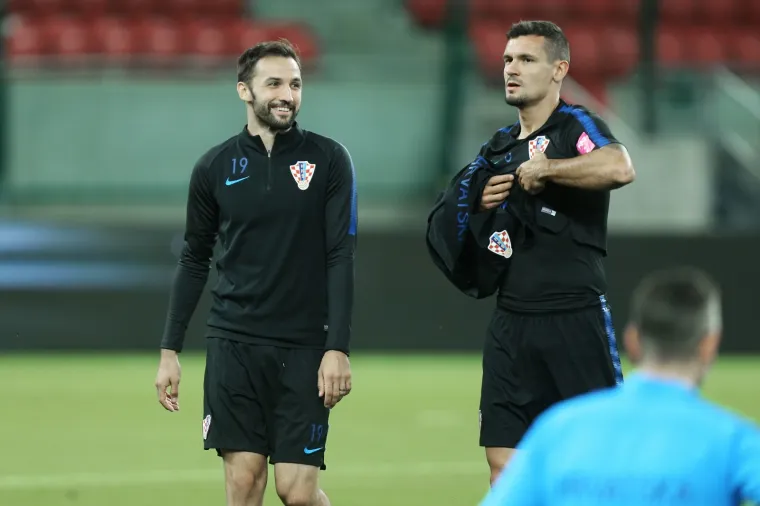 S druge strane slovački mediji tvrde kako bi izbornik Pavel Hapal svjetske doprvake mogao napasti u sastavu: Dubravka - Pekarik, &Scaron;kriniar, Vavro, Hancko - Ham&scaron;ik, Lobotka, Kucka - Rusnak, Duda, Mak.