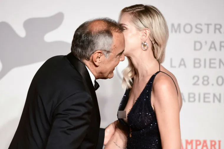 Talijanska modna blogerica, influencerica, dizajnerica i poduzetnica Chiara Ferragni crvenim tepihom na MOSTRI U Veneciji prošetala je u crnoj dugoj haljini ubojitog dekoltea. Foto: Profimedia