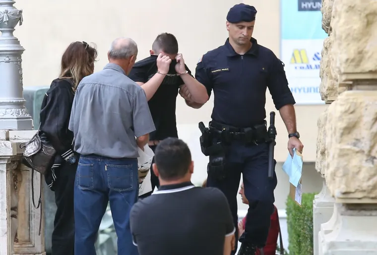 Skrivali su lice od kamera: Ovo su huligani koji su napali Srbe i demolirali kafić u Uzdolju