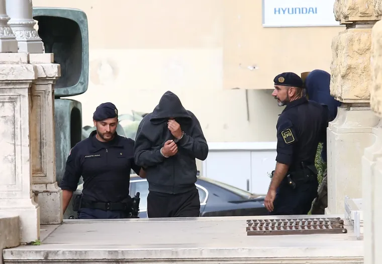 Skrivali su lice od kamera: Ovo su huligani koji su napali Srbe i demolirali kafić u Uzdolju
