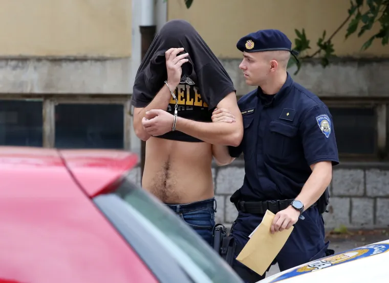Skrivali su lice od kamera: Ovo su huligani koji su napali Srbe i demolirali kafić u Uzdolju