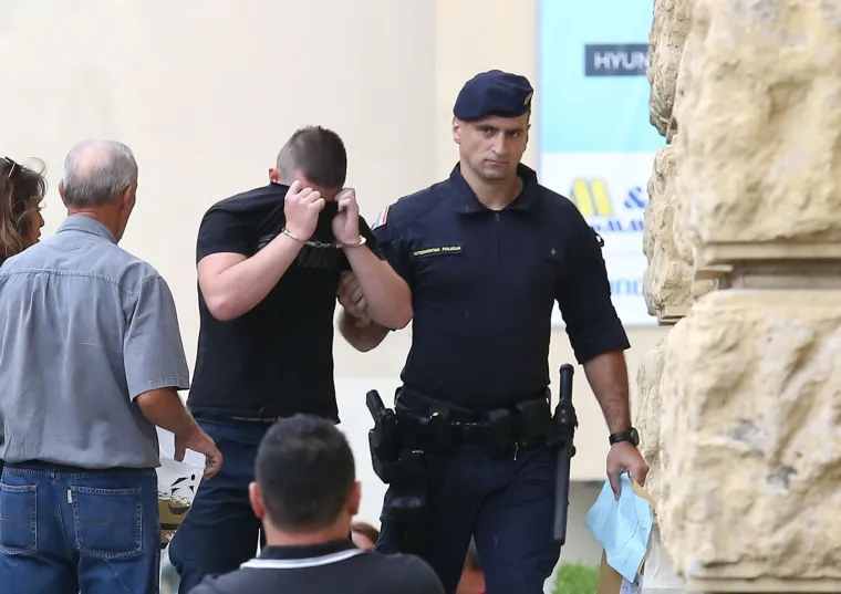 Skrivali su lice od kamera: Ovo su huligani koji su napali Srbe i demolirali kafić u Uzdolju