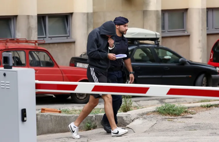 Skrivali su lice od kamera: Ovo su huligani koji su napali Srbe i demolirali kafić u Uzdolju