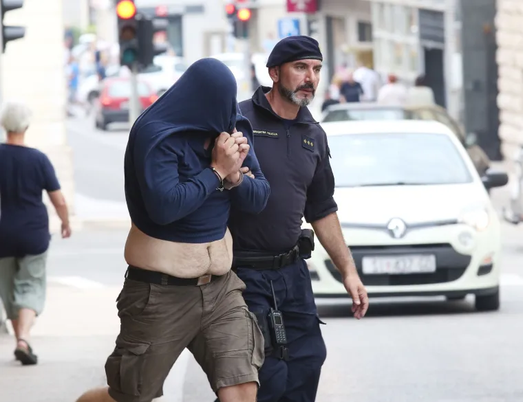 Skrivali su lice od kamera: Ovo su huligani koji su napali Srbe i demolirali kafić u Uzdolju