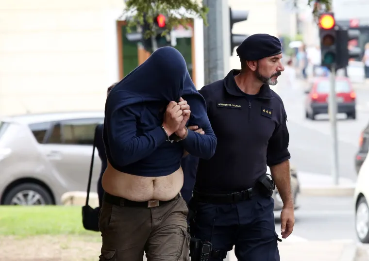 Skrivali su lice od kamera: Ovo su huligani koji su napali Srbe i demolirali kafić u Uzdolju
