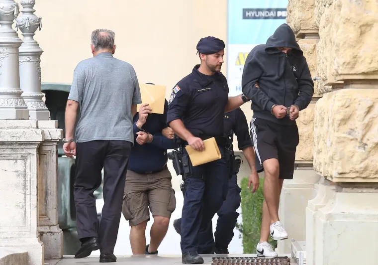 Skrivali su lice od kamera: Ovo su huligani koji su napali Srbe i demolirali kafić u Uzdolju