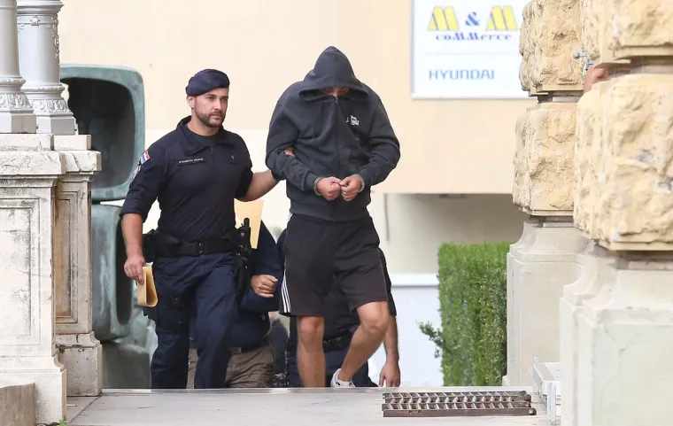 Skrivali su lice od kamera: Ovo su huligani koji su napali Srbe i demolirali kafić u Uzdolju