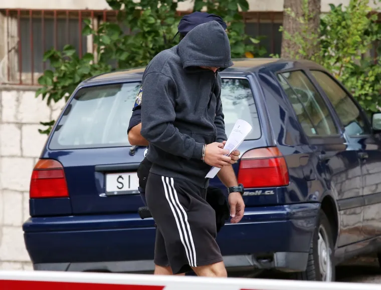 Skrivali su lice od kamera: Ovo su huligani koji su napali Srbe i demolirali kafić u Uzdolju