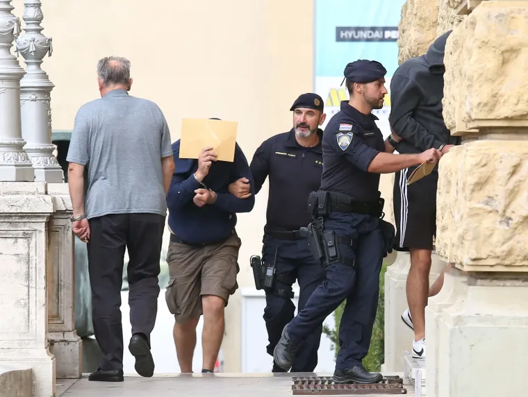 Skrivali su lice od kamera: Ovo su huligani koji su napali Srbe i demolirali kafić u Uzdolju