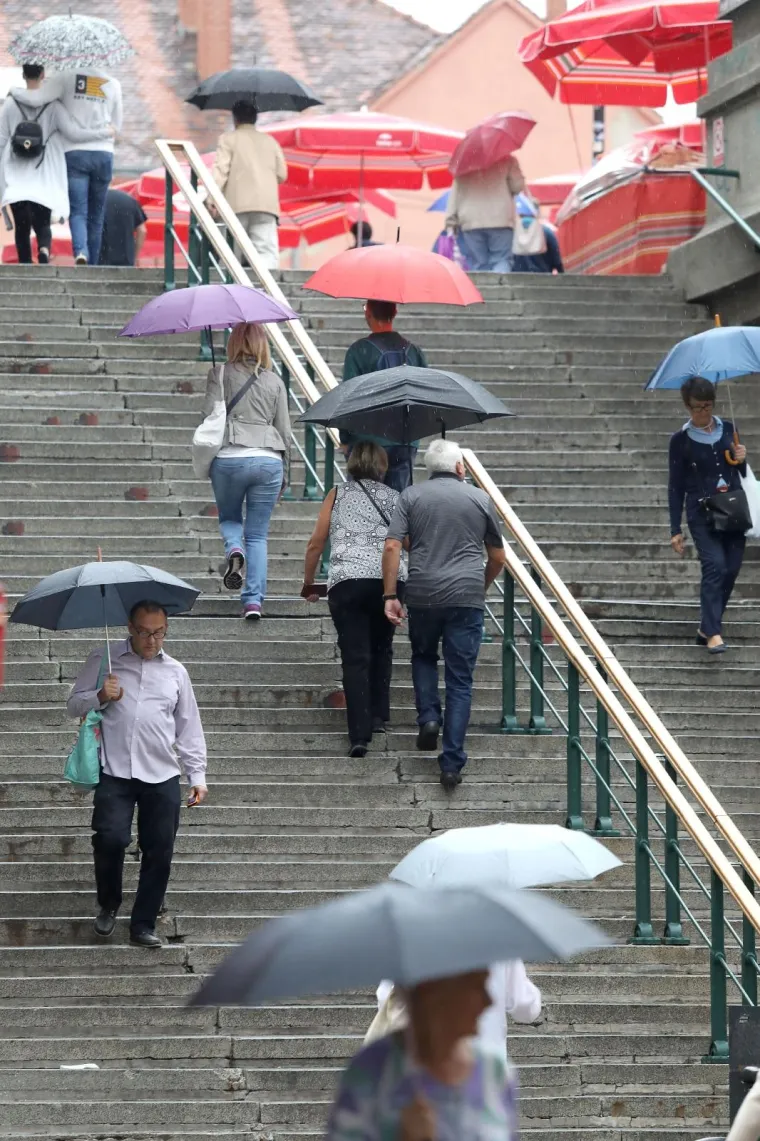 Zagrepčani prate vremensku prognozu: Ki&scaron;a i zahlađenje dočekali su spremni!