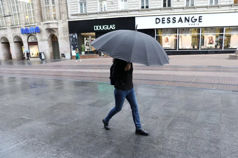 Zagrepčani prate vremensku prognozu: Ki&scaron;a i zahlađenje dočekali su spremni!