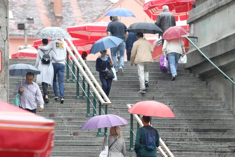 Zagrepčani prate vremensku prognozu: Ki&scaron;a i zahlađenje dočekali su spremni!